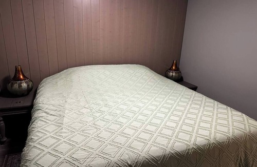 Beamsville Apartment | Beamsville 1 Bedroom Suite - Centrally Located. Modern Rustic theme. Top Floor.