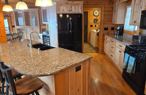 De Soto Cabin | Bear Bluff Cabin/HOT TUB/EV Charge/Sleeps 10/3k sq ft/10 acres