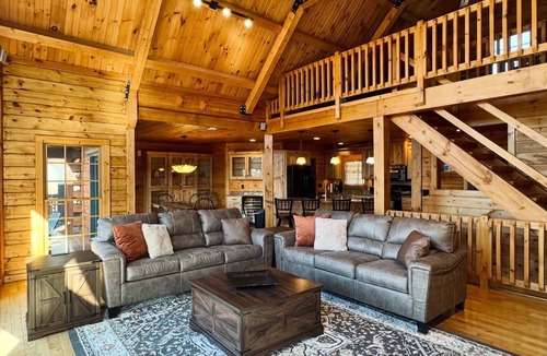 De Soto Cabin | Bear Bluff Cabin/HOT TUB/EV Charge/Sleeps 10/3k sq ft/10 acres