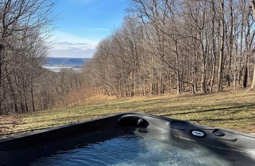 De Soto Cabin | Bear Bluff Cabin/HOT TUB/EV Charge/Sleeps 10/3k sq ft/10 acres