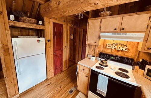 Vesta Cabin | Bear Claw Cove- Parkway Cabin
