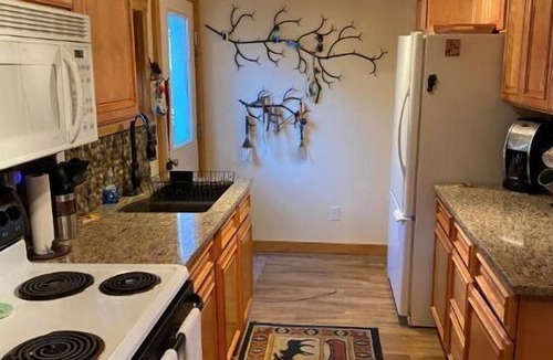 Town of Webb House | Bear Creek Lodge: By First Lake, Ride from Cabinn