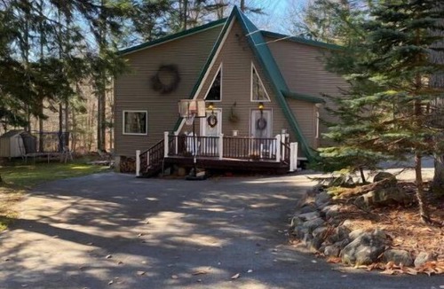 Town of Webb House | Bear Creek Lodge: By First Lake, Ride from Cabinn
