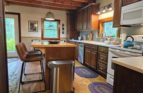 Newark Cabin | Bear Cub Cabin: An Enchanted Sanctuary