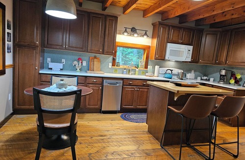 Newark Cabin | Bear Cub Cabin: An Enchanted Sanctuary