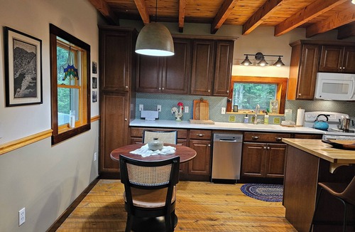 Newark Cabin | Bear Cub Cabin: An Enchanted Sanctuary