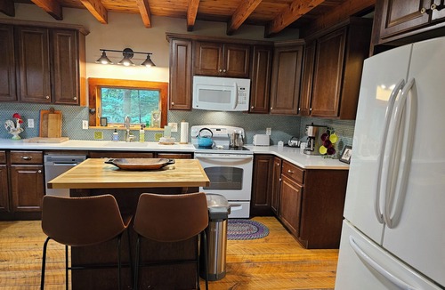 Newark Cabin | Bear Cub Cabin: An Enchanted Sanctuary