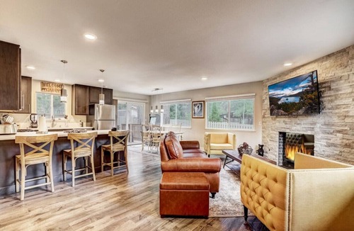 North Upper Truckee House | Bear Cub Cabin - Pets + Hot tub + Arcade Game