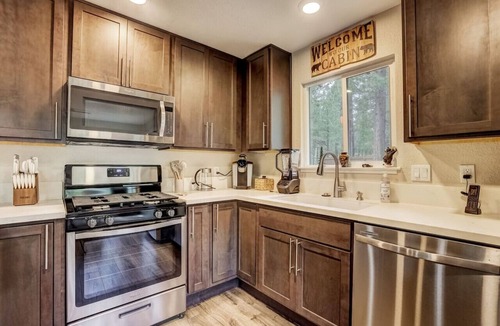 North Upper Truckee House | Bear Cub Cabin - Pets + Hot tub + Arcade Game