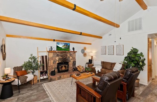 Big Bear City Ski Chalet | Bear Cub Cottage in Big Bear w/HotTub & Firepit