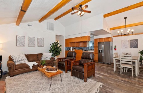 Big Bear City Ski Chalet | Bear Cub Cottage in Big Bear w/HotTub & Firepit