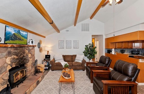 Big Bear City Ski Chalet | Bear Cub Cottage in Big Bear w/HotTub & Firepit