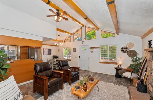 Big Bear City Ski Chalet | Bear Cub Cottage in Big Bear w/HotTub & Firepit