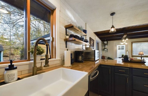 Tobyhanna Cabin | Bear Den ~Luxury Chalet ~HotTub