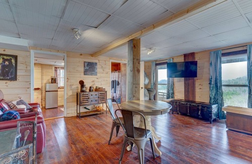 Ranger Cabin | Bear Den studio cabin with amazing views