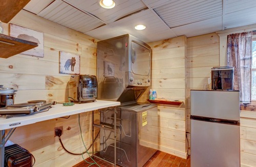 Ranger Cabin | Bear Den studio cabin with amazing views