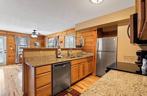 Sevierville Cabin | Bear Hideaway Cozy 3BR Cabin