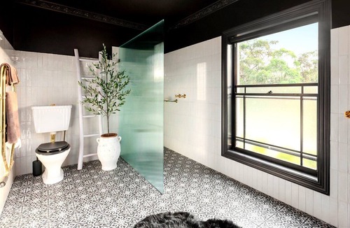 Pakenham House | Bear Hill (With Car Parking)