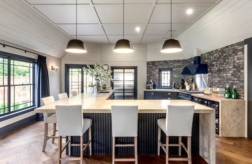 Pakenham House | Bear Hill (With Car Parking)