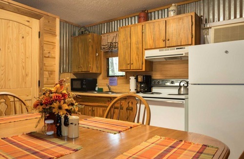 Hochatown Cabin | Bear Hollow: GREAT price for 6, HOT TUB, Wifi, Pet friendly, CLOSE to shops too