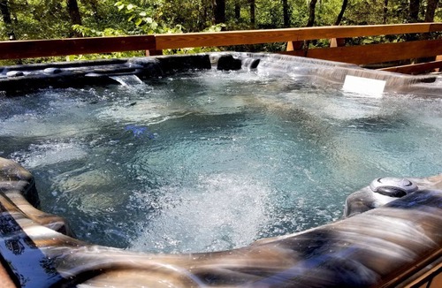 Hochatown Cabin | Bear Hollow: GREAT price for 6, HOT TUB, Wifi, Pet friendly, CLOSE to shops too