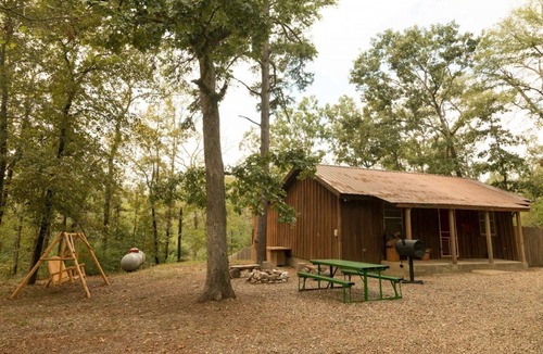 Hochatown Cabin | Bear Hollow: GREAT price for 6, HOT TUB, Wifi, Pet friendly, CLOSE to shops too