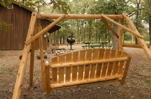 Hochatown Cabin | Bear Hollow: GREAT price for 6, HOT TUB, Wifi, Pet friendly, CLOSE to shops too
