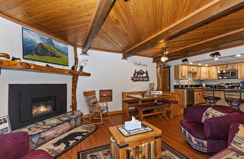 Big Bear City Cabin | Bear Hug Lodge-Spa/BBQ/Game/Fitness rooms. Short distance from both ski resorts