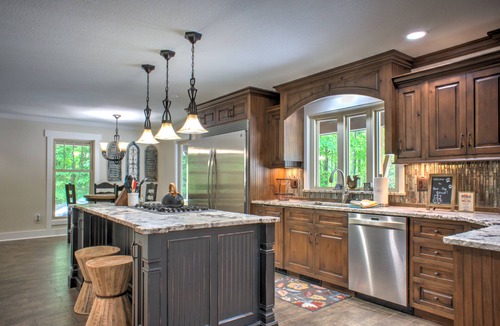 Hendersonville House | Bear Hug Retreat | Hot Tub, Fire Pit & Guesthouse + Biltmore Pass🔥
