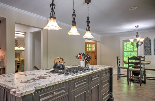 Hendersonville House | Bear Hug Retreat | Hot Tub, Fire Pit & Guesthouse + Biltmore Pass🔥
