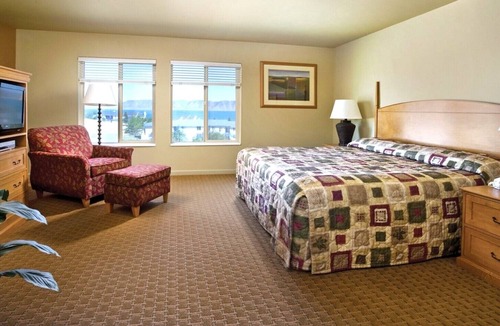 Harbor Village Resort | Bear Lake | Couples Lake Retreat | Pool + Lake