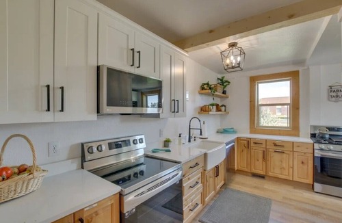 Paris House | Bear Lake Sleeps 44 Private Inn Family Reunions Groups
