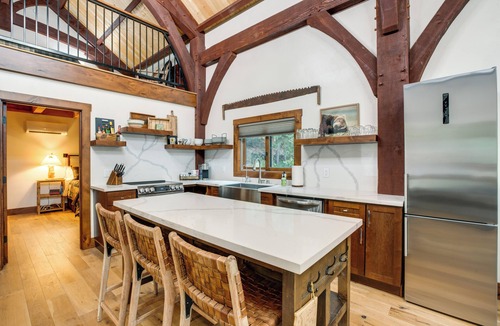 Sutter Creek Cabin | Bear Lodge Waterfront Cabin w/Level 2 EV Charger