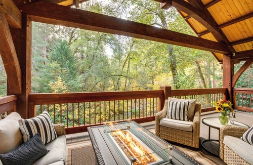 Sutter Creek Cabin | Bear Lodge Waterfront Cabin w/Level 2 EV Charger