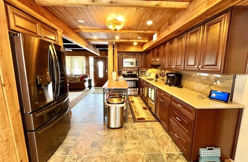 Hidden Valley House | 🐻 Bear’s Den | Hot Tub Retreat | Pool Access, Fire Pit & Forest Setting