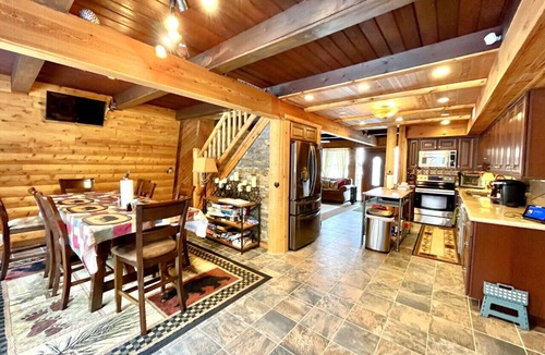 Hidden Valley House | 🐻 Bear’s Den | Hot Tub Retreat | Pool Access, Fire Pit & Forest Setting