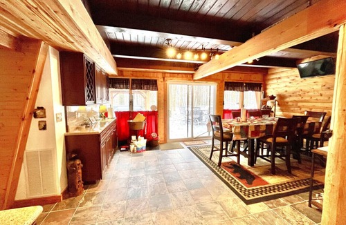 Hidden Valley House | 🐻 Bear’s Den | Hot Tub Retreat | Pool Access, Fire Pit & Forest Setting
