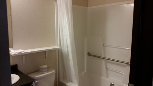 Shaunavon Hotel | Bear's Den Lodge