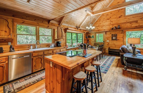 Foxfire Estates Cabin | Bear Track Falls Retreat Mtn. Getaway!