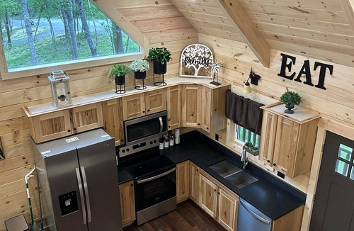 Mannsville Cabin | Bear Tracks Getaway Cabin