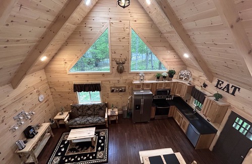 Mannsville Cabin | Bear Tracks Getaway Cabin