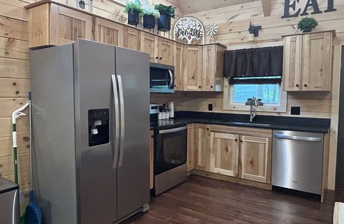 Mannsville Cabin | Bear Tracks Getaway Cabin