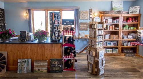 Ferndale Hotel | Bear Tracks Inn