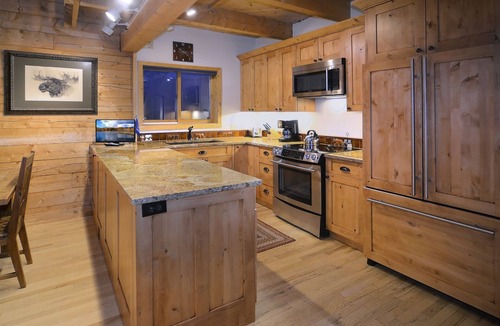 Mount Crested Butte House | Bear Vista/Ideal Log Home with Endless Views! 5 Bedroom With Hot Tub!
