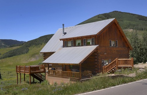Mount Crested Butte House | Bear Vista/Ideal Log Home with Endless Views! 5 Bedroom With Hot Tub!