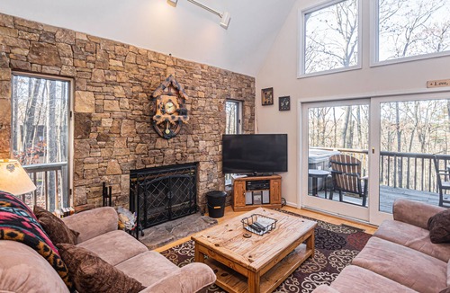 Oakland House | Bearadise | Lake Access Home + Large Yard