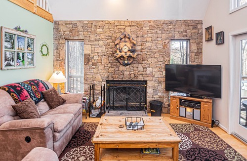 Oakland House | Bearadise | Lake Access Home + Large Yard