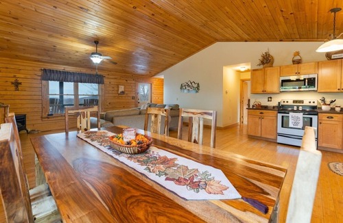 Hendersonville Cabin | Bearadise Log Cabin with Mountain Views