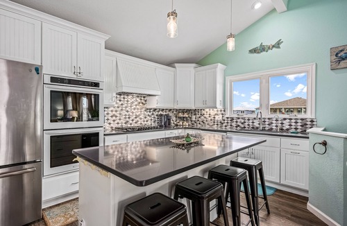 City-by-the Sea House | Bearfoot Bungalow | Cozy Pet-Friendly Bayfront Beauty Near Area Fun!