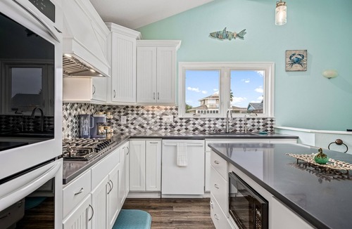 City-by-the Sea House | Bearfoot Bungalow | Cozy Pet-Friendly Bayfront Beauty Near Area Fun!